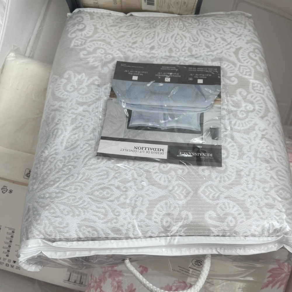 Elegant Cream and White Medallion Coverlet / Quilt Double/Queen Cotton blend
